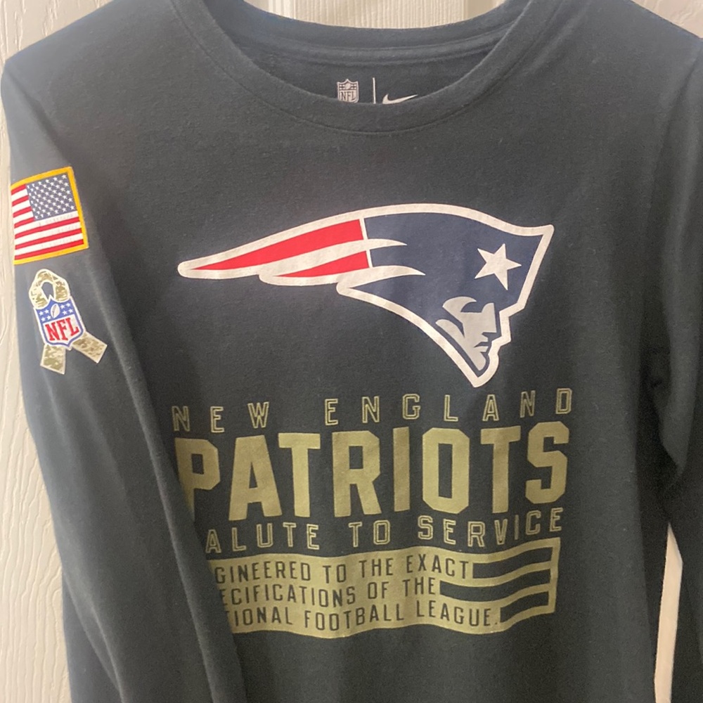 Nike New England Patriots Salute to Service long sleeve. Youth Large. Black.